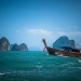 Hong Island Rochers Thaïlande et bateau longue queue.