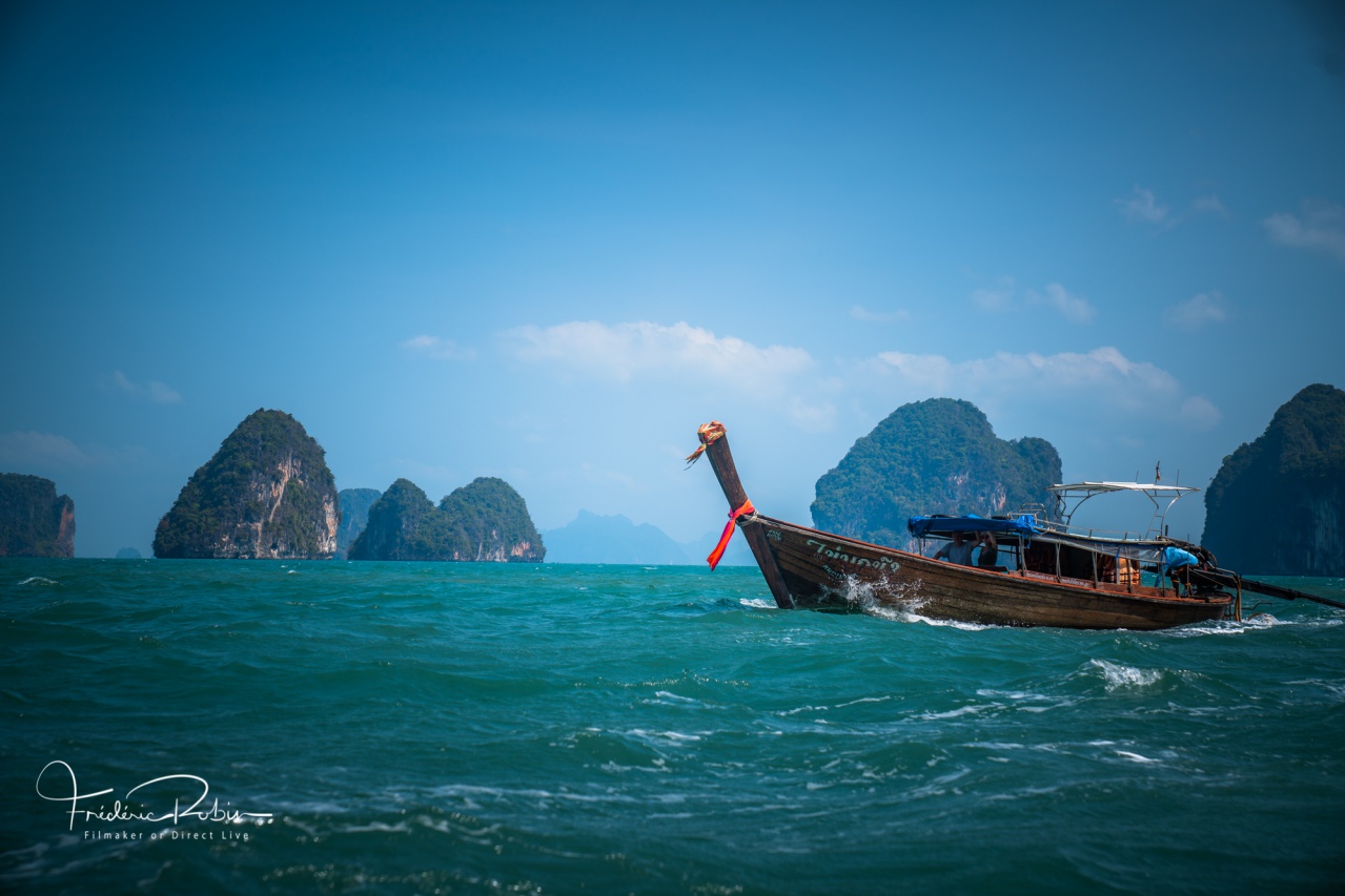 Hong Island Rochers Thaïlande et bateau longue queue.