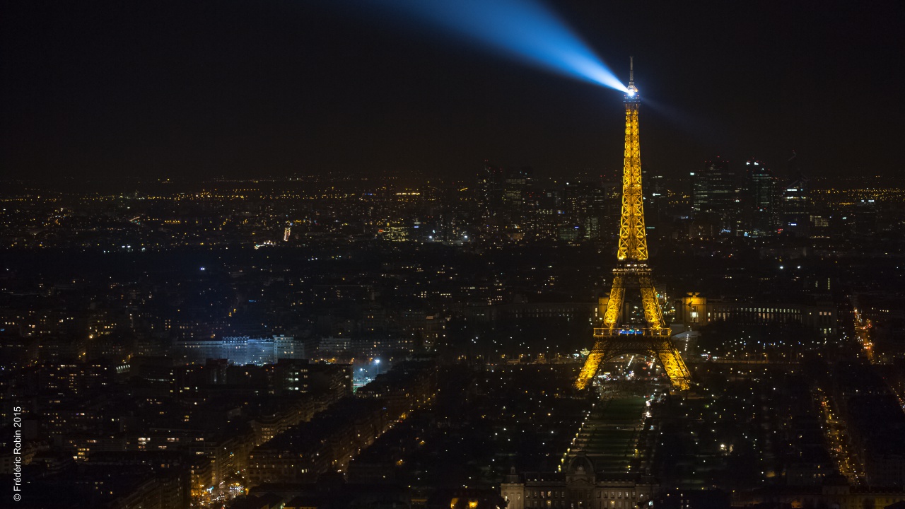 Paris et la Tour Eiffel avec son phare